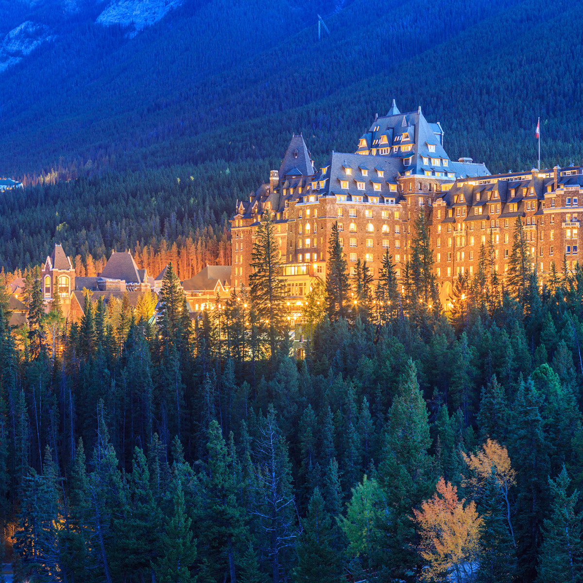 Video Tour of 'Fairmont Banff Springs' Looks Straight Out of a Fairy Tale -  Wanderwisdom, image size:1200x1200