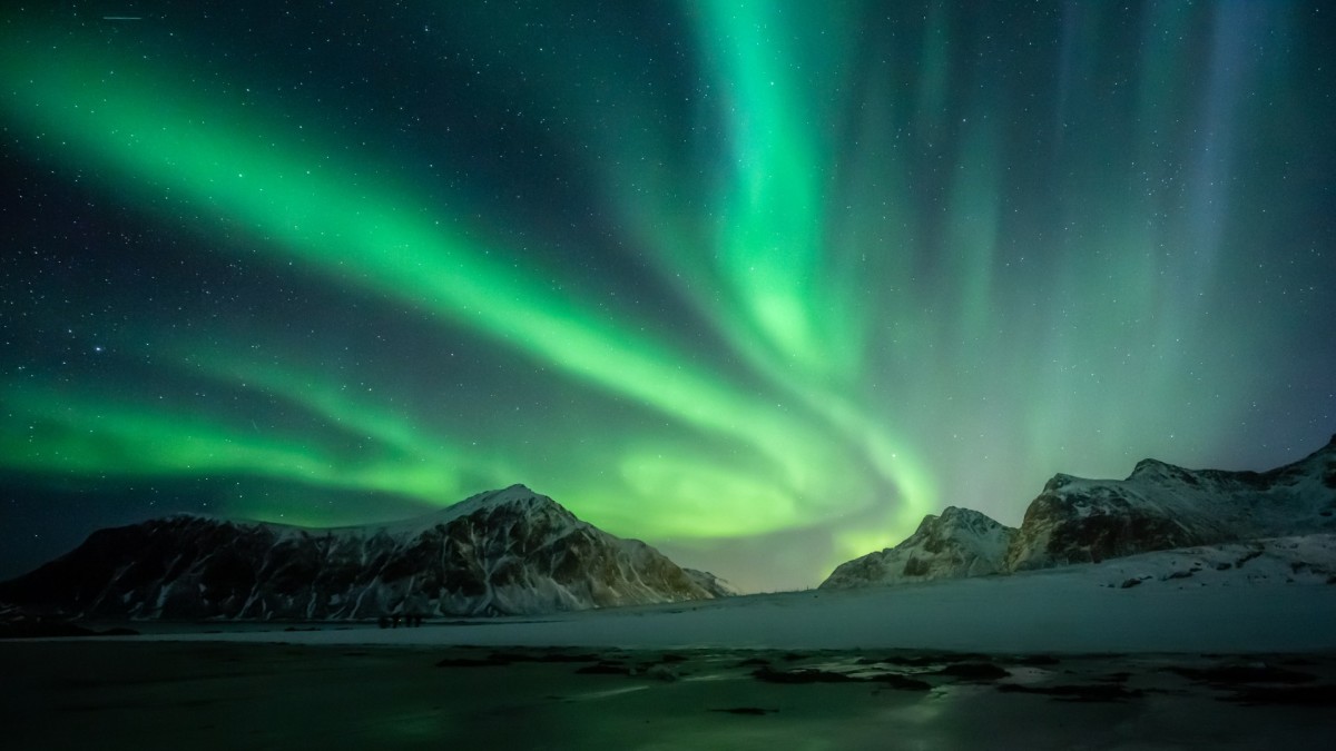Tourists in Iceland Capture Ultra-Bright Aurora Just