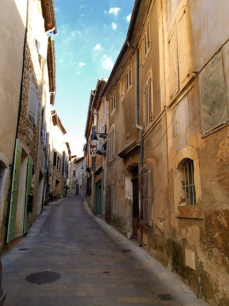 https://wanderwisdom.com/.image/w_1920%2Cq_auto%3Agood%2Cc_limit/MTc1MTE2MTc5MDcxODM3Mjc5/southern-france-biking-the-provence-sountryside.jpg?arena_f_auto=